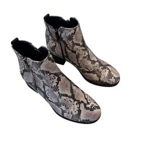 Clarks Mila Sky Grey Snake Leather Ankle Boots Women's Size 6